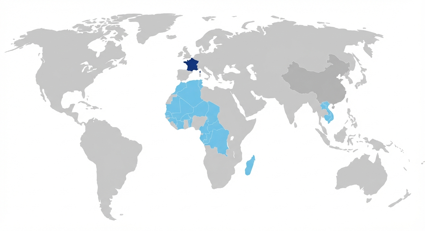 Carte du monde simplifiée style scolaire sur fond blanc. La France métropolitaine est coloriée en bleu foncé. De vastes zones en Afrique de l'Ouest, au Maghreb et à Madagascar sont coloriées en bleu clair. Une zone en Asie du Sud-Est (Indochine) est aussi en bleu clair. Le reste du monde est gris clair.