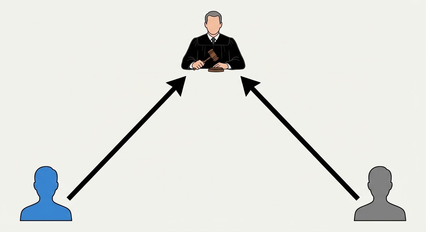 Schéma simple en forme de triangle isocèle. Au sommet, un juge en robe noire tenant un marteau. Au coin inférieur gauche, une silhouette bleue (la victime). Au coin inférieur droit, une silhouette grise (l'accusé). Des flèches relient chaque personne du bas vers le juge.