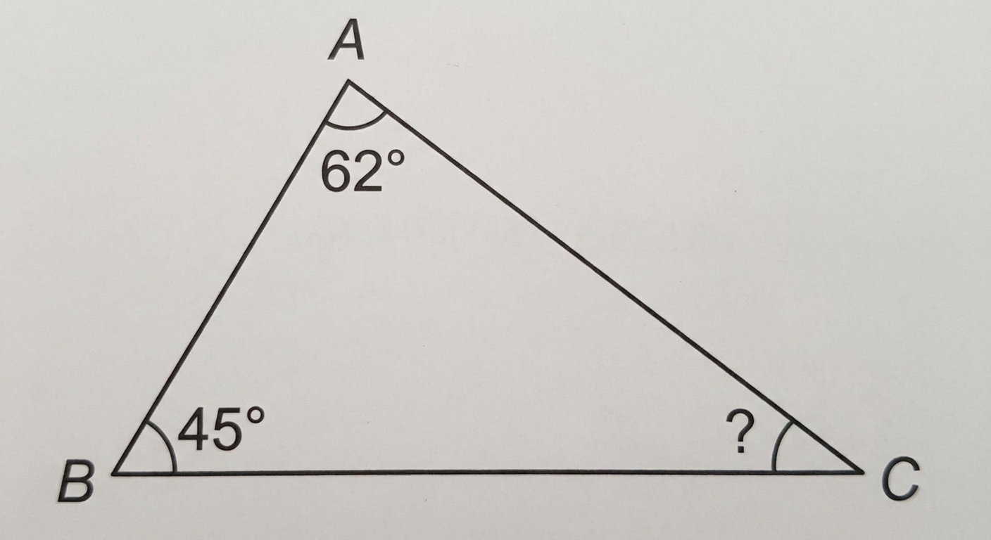 Un triangle quelconque nommé ABC sur fond blanc. L'angle A indique 62°. L'angle B indique 45°. L'angle C a un point d'interrogation.