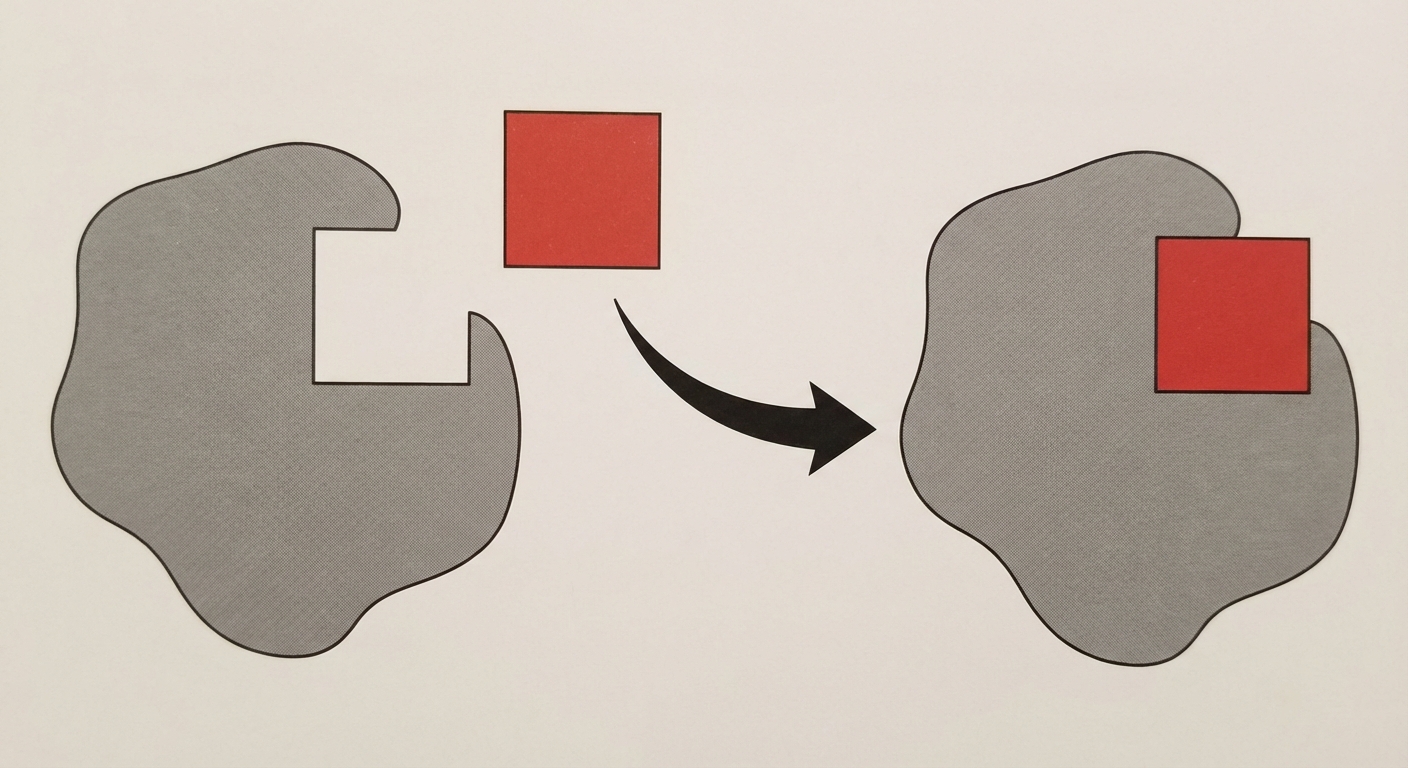 Schéma pédagogique en 2D. Une grosse forme grise (l'enzyme) avec un creux spécifique (carré). Une petite forme rouge (le substrat) qui est un carré parfait s'emboîtant dans le creux. Une flèche montre l'assemblage des deux formant un bloc unique.