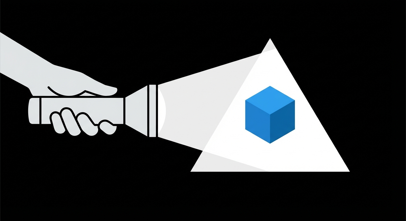 Illustration style icône minimaliste : une main tient une lampe torche qui projette un faisceau lumineux triangulaire dans le noir. Dans la lumière, on découvre un objet géométrique bleu. Le reste est sombre.